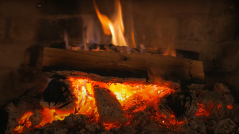 Камин в реальном времени - Звуки огня - Расслабляющее видео с горящим огнем